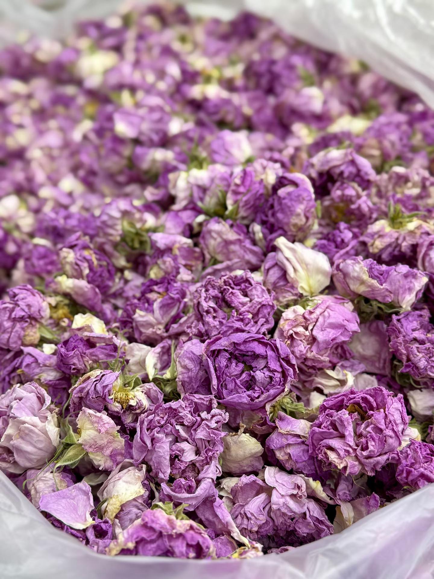 Damascus rose buds, whole flower, first harvest. One bud brews one full cup. Rich natural fragrance, soft pink liquor, gently sweet. 50g per jar.