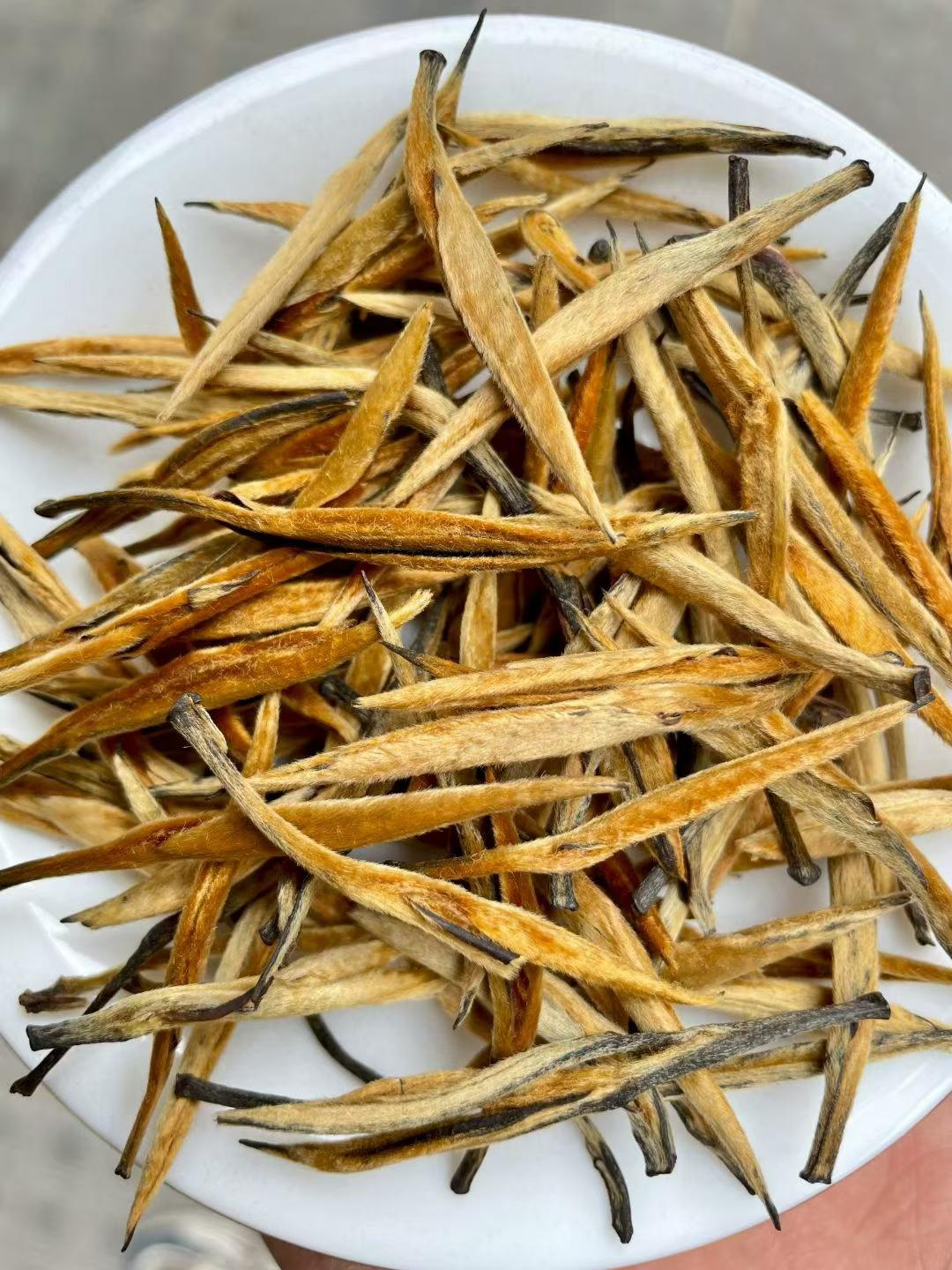 Golden Needle Black Tea 2026 New Harvest Dried tea leaves on a white plate