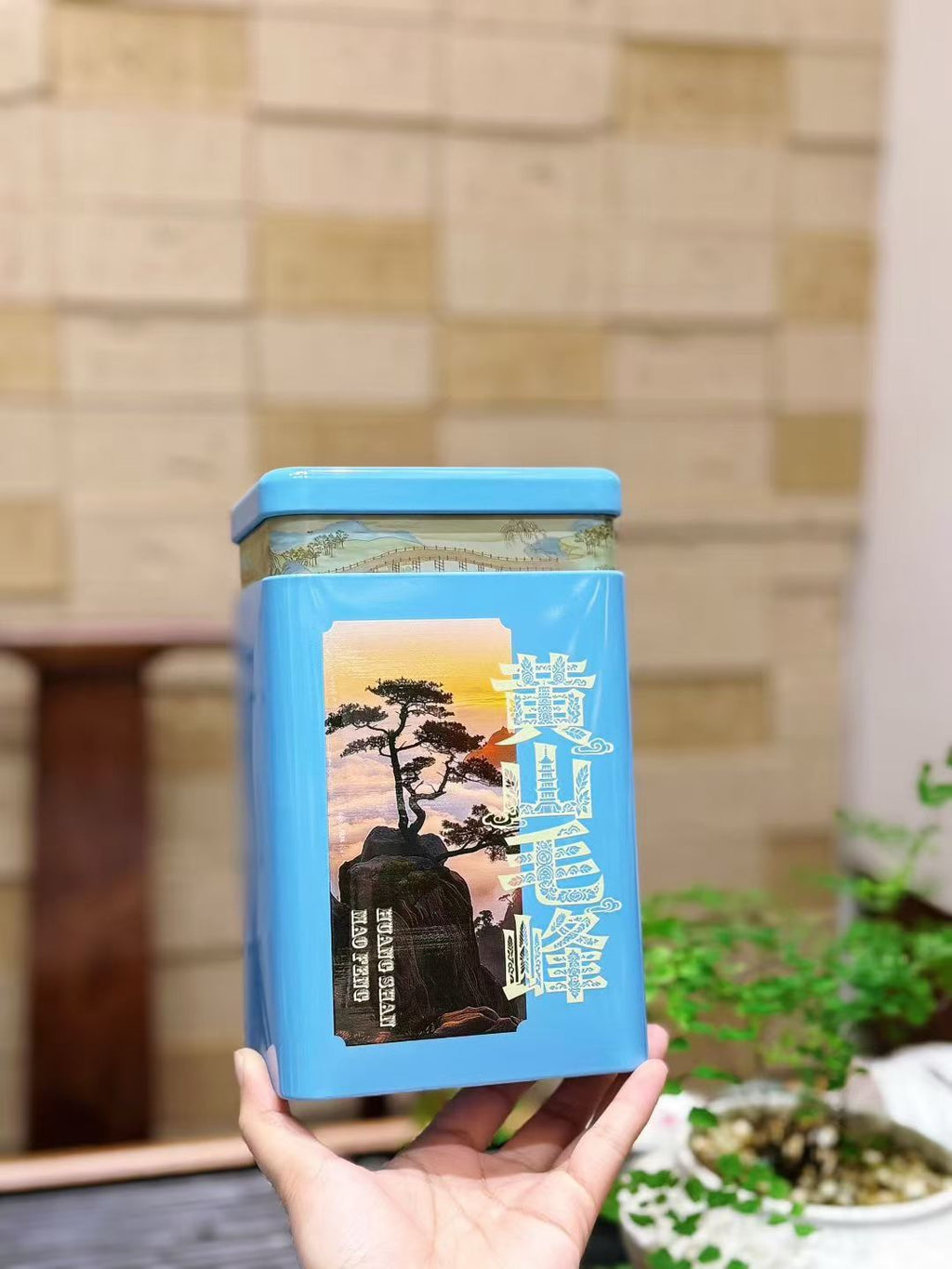 Huangshan Mao Feng 2026 pre-Qingming green tea, first harvest. Fresh, aromatic, naturally sweet. One of China's ten famous teas. Limited spring season.