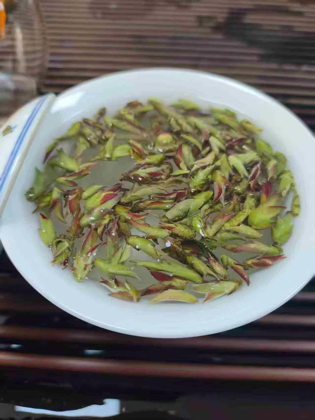 Purple bud pu-erh, 2026 early spring wild harvest. Anthocyanin-rich, wildflower fragrance, naturally sweet with no bitterness. Rare single-bud, limited season.