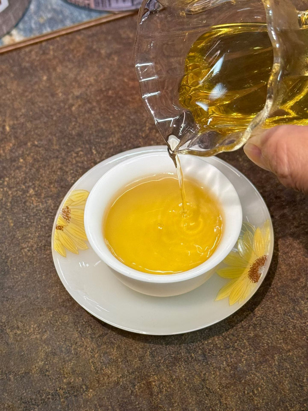 Stem-on Tieguanyin, traditional Anxi old-style oolong. Orchid fragrance, roasted warmth, naturally sweet. A taste of how Tieguanyin was made before everything changed.