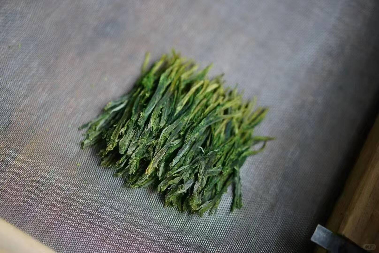 Taiping Houkui 2026 spring, fully handmade. Anhui's famous large-leaf green tea. Orchid fragrance, naturally sweet, no bitterness. Hand-pressed, first flush.