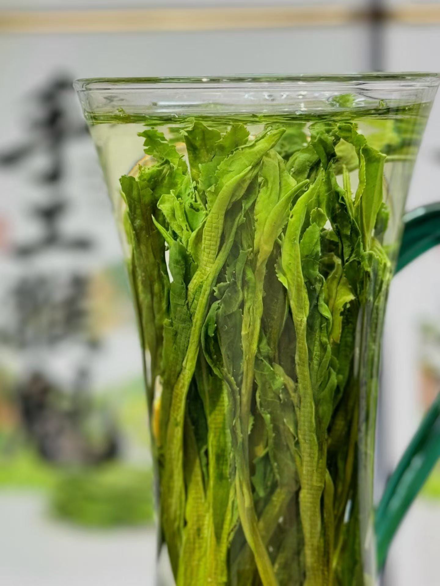 Taiping Houkui hand-pressed green tea from Huangshan's high mountains. First-flush leaves, intangible-heritage craft, sword-straight blades, clear emerald liquor. Orchid-soft and sweet.