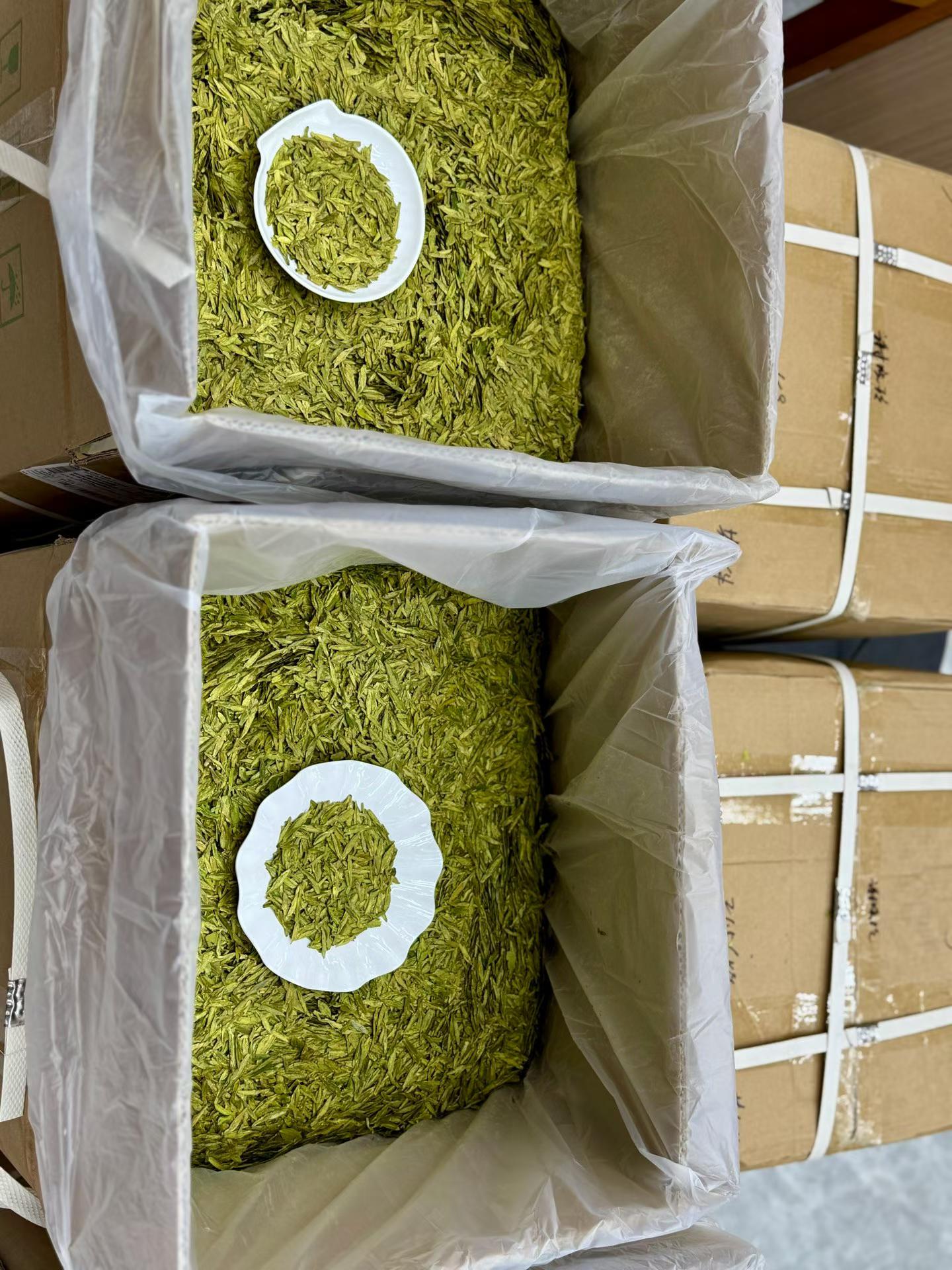 Two green textured items with a white circle in the center, inside clear plastic bags on a cardboard surface.
West Lake Longjing 2026 pre-Qingming first flush. Calm focus, no jitter. Toasted chestnut fragrance, naturally sweet. Authentic West Lake origin. Spring limited.