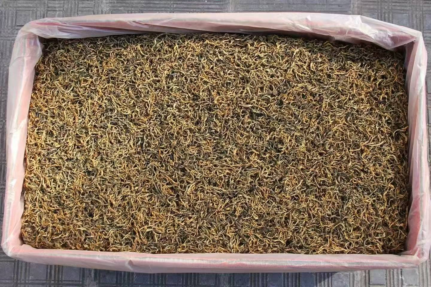 Box of dried seaweed on a textured surface,2026 Spring Glutinous Aroma Golden Bud Black Tea – High Bud Content (70–80%)